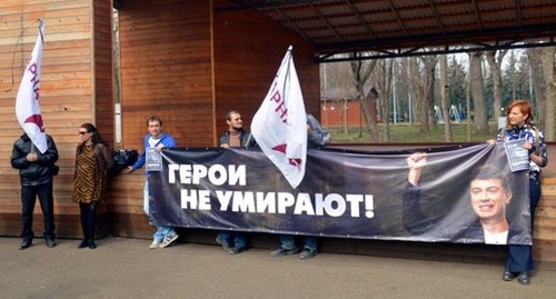 Участники акции памяти Бориса Немцова в Краснодаре. 27 февраля 2016 года. Фото: Alexander Safronov, Facebook.com Участники акции памяти Бориса Немцова в Краснодаре. 27 февраля 2016 года. Фото: Alexander Safronov, Facebook.com