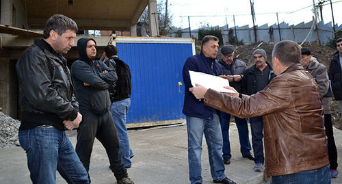 Сход жителей улицы Пасечной в Сочи 12.12.2015. Фото Светланы Кравченко для "Кавказского узла" Сход жителей улицы Пасечной в Сочи 12.12.2015. Фото Светланы Кравченко для "Кавказского узла"