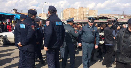 Сотрудники полиции на вещевом рынке "Малатия". Ереван, февраль 2016 г. Фото http://ru.aravot.am/2016/02/26/201622/ Сотрудники полиции на вещевом рынке "Малатия". Ереван, февраль 2016 г. Фото http://ru.aravot.am/2016/02/26/201622/