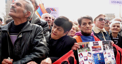 Участники митинга с фотографиями погибших 1 марта 2008 года. Ереван, 1 марта 2014 г. Фото Армине Мартиросян для "Кавказского узла" Участники митинга с фотографиями погибших 1 марта 2008 года. Ереван, 1 марта 2014 г. Фото Армине Мартиросян для "Кавказского узла"