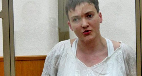 Надежда Савченко в зале Донецкого городского суда с собственными рисунками, 19 октября 2015 г. Фото Константина Волгина для "Кавказского узла" Надежда Савченко в зале Донецкого городского суда с собственными рисунками, 19 октября 2015 г. Фото Константина Волгина для "Кавказского узла"