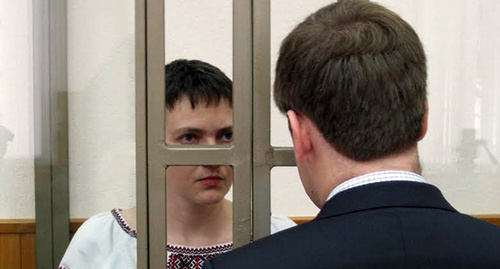Надежда Савченко перед последним словом в Донецком городском суде, 3 марта 2016 года, адвокат Илья Новиков стоит спиной. Фото Константина Волгина для "Кавказского узла" Надежда Савченко перед последним словом в Донецком городском суде, 3 марта 2016 года, адвокат Илья Новиков стоит спиной. Фото Константина Волгина для "Кавказского узла"