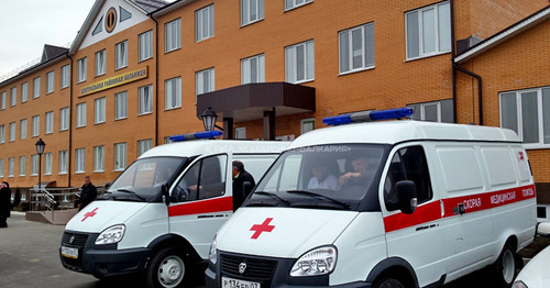 Машины скорой помощи возле здания Центральной районной больницы. КБР. Фото http://kbrria.ru/ Машины скорой помощи возле здания Центральной районной больницы. КБР. Фото http://kbrria.ru/