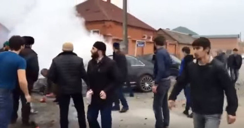 Взрыв автомобиля у мечети в Насыр-Корте. 11 марта 2016 г. Фото: Стоп-кадр видео "Взрыв у мечети Чумакова" https://www.youtube.com/watch?v=ZdvG_HF3YUc Взрыв автомобиля у мечети в Насыр-Корте. 11 марта 2016 г. Фото: Стоп-кадр видео "Взрыв у мечети Чумакова" https://www.youtube.com/watch?v=ZdvG_HF3YUc