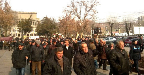Акция протеста сотрудников завода «Наирит» перед зданием Министерства энергетики и природных ресурсов Армении, Ереван, 27 января 2015 г. Фото: RFE/RL http://rus.azatutyun.am/ Акция протеста сотрудников завода «Наирит» перед зданием Министерства энергетики и природных ресурсов Армении, Ереван, 27 января 2015 г. Фото: RFE/RL http://rus.azatutyun.am/