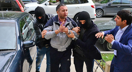 Парвиза Гашимли доставляют в Сабаильский районный суд. Баку, 7 ноября 2013 г. Фото: Джавида Гурбанова http://regnum.ru Парвиза Гашимли доставляют в Сабаильский районный суд. Баку, 7 ноября 2013 г. Фото: Джавида Гурбанова http://regnum.ru