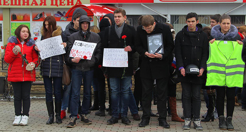 Митинг с требованием обвинительного приговора Надежде Савченко перед зданием Донецкого городского суда, 21 марта 2016 года. Фото Константина Волгина для "Кавказского узла" Митинг с требованием обвинительного приговора Надежде Савченко перед зданием Донецкого городского суда, 21 марта 2016 года. Фото Константина Волгина для "Кавказского узла"