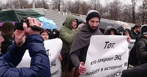 Участники шествия против "Электроцинка". Владикавказ, 29 марта 2016 г. Кадр из видео пользователя zaur farniev https://www.youtube.com/watch?v=tuK5ZITebo0 Участники шествия против "Электроцинка". Владикавказ, 29 марта 2016 г. Кадр из видео пользователя zaur farniev https://www.youtube.com/watch?v=tuK5ZITebo0