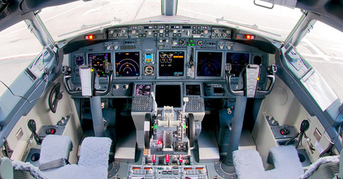 Кабина Boeing 737-800. Фото https://ru.wikipedia.org/ Кабина Boeing 737-800. Фото https://ru.wikipedia.org/