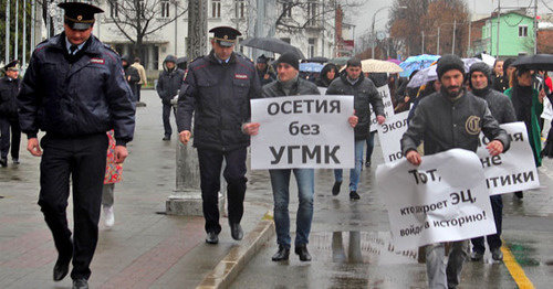 Участники акции против "Электроцинка". Владикавказ, 29 марта 2016 г. Фото: Алан Цхурбаев http://www.kavkaz-uzel.ru/blogs/119/posts/24257 Участники акции против "Электроцинка". Владикавказ, 29 марта 2016 г. Фото: Алан Цхурбаев http://www.kavkaz-uzel.ru/blogs/119/posts/24257
