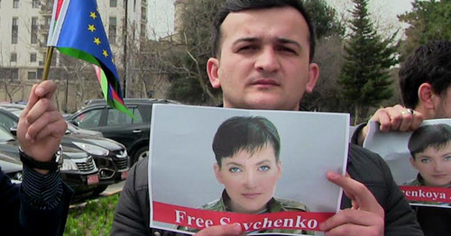 Участник пикета с требованием освобождения Надежды Савченко. Баку, 24 марта 2016 г. Фото Таптига Гелиева для "Кавказского узла" Участник пикета с требованием освобождения Надежды Савченко. Баку, 24 марта 2016 г. Фото Таптига Гелиева для "Кавказского узла"