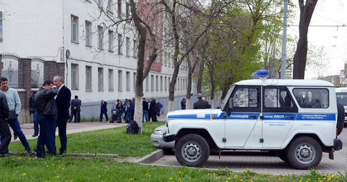 Полицейская машина возле здания Северо-Кавказского окружного военного суда. Фото Олега Пчелова для "Кавказского узла"