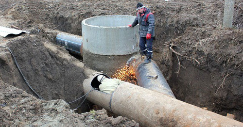Устранение аварии на водоводе. Фото: пресс-служба ООО "Югводоканал"
Устранение аварии на водоводе. Фото: пресс-служба ООО "Югводоканал"