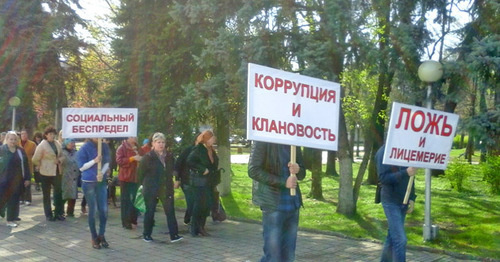 Участники пикета в Черкесске требуют возобновления расследования по делу о пожаре на Тургеневском рынке. 11 апреля 2016 г. Фото корреспондента "Кавказского узла" Аси Капаевой Участники пикета в Черкесске требуют возобновления расследования по делу о пожаре на Тургеневском рынке. 11 апреля 2016 г. Фото корреспондента "Кавказского узла" Аси Капаевой