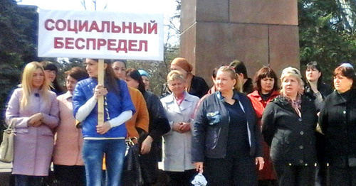 Участники пикета в Черкесске требуют возобновления расследования по делу о пожаре на Тургеневском рынке, 11 апреля 2016. Фото Аси Капаевой для "Кавказского узла" Участники пикета в Черкесске требуют возобновления расследования по делу о пожаре на Тургеневском рынке, 11 апреля 2016. Фото Аси Капаевой для "Кавказского узла"