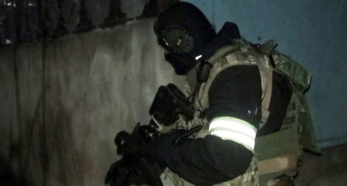 Сотрудник спецподразделения на месте спецоперации в Нальчике. Нальчик, 16 января 2016 года. Фото: http://nac.gov.ru/nakmessage/2016/01/16/v-nalchike-v-chastnom-dome-blokirovan-bandit.html Сотрудник спецподразделения на месте спецоперации в Нальчике. Нальчик, 16 января 2016 года. Фото: http://nac.gov.ru/nakmessage/2016/01/16/v-nalchike-v-chastnom-dome-blokirovan-bandit.html