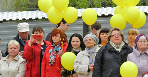 Участники флэшмоба у стройки на месте разрушенного дома. Волгоград, 16 апреля 2016 г. Фото Татьяны Филимоновой для "Кавказского узла" Участники флэшмоба у стройки на месте разрушенного дома. Волгоград, 16 апреля 2016 г. Фото Татьяны Филимоновой для "Кавказского узла"