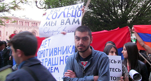 Акция протеста против поставки российского оружия в Азербайджан прошла в Ереване. Фото Тиграна Петросяна для "Кавказского узла" Акция протеста против поставки российского оружия в Азербайджан прошла в Ереване. Фото Тиграна Петросяна для "Кавказского узла"