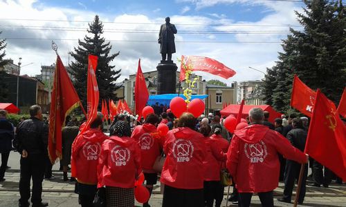 Акция КПРФ на пр . Мира у памятника В.Ленину во Воадикавказе 01.05.2016. Фото Эммы Марзоевой для "Кавказского узла" Акция КПРФ на пр . Мира у памятника В.Ленину во Воадикавказе 01.05.2016. Фото Эммы Марзоевой для "Кавказского узла"