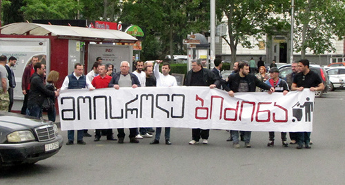 Участники митинга против приватизации земли шествуют от здания ТГУ к Мэрии. Плакат "Долой Бидзину". Фото Бемлана Кмузова для "Кавказского узла" Участники митинга против приватизации земли шествуют от здания ТГУ к Мэрии. Плакат "Долой Бидзину". Фото Бемлана Кмузова для "Кавказского узла"