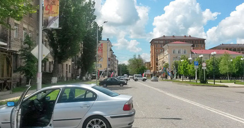 Полицейское оцепление на улице Лорсанова, у здания Центрального роддома Грозного. 9 мая 2016 г. Фото Николая Петрова для "Кавказского узла" Полицейское оцепление на улице Лорсанова, у здания Центрального роддома Грозного. 9 мая 2016 г. Фото Николая Петрова для "Кавказского узла"