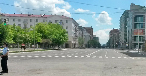 Улица Лорсанова в центре Грозного. На заднем плане - бронированные УРАЛы, перекрывшие выход на улицу Мира. 9 мая 2016 г. Фото Николая Петрова для "Кавказского узла" Улица Лорсанова в центре Грозного. На заднем плане - бронированные УРАЛы, перекрывшие выход на улицу Мира. 9 мая 2016 г. Фото Николая Петрова для "Кавказского узла"