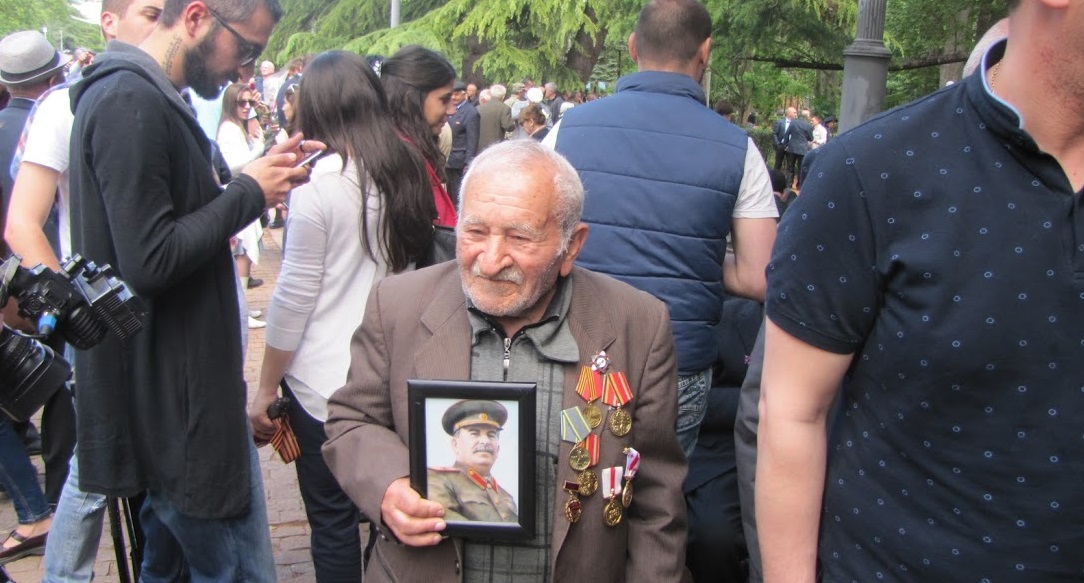 Участник акции в Тбилиси с портретом Сталина. Тбилиси, 9 мая 2016 года. Фото Беслана Кмузова для "Кавказского узла". Участник акции в Тбилиси с портретом Сталина. Тбилиси, 9 мая 2016 года. Фото Беслана Кмузова для "Кавказского узла".
