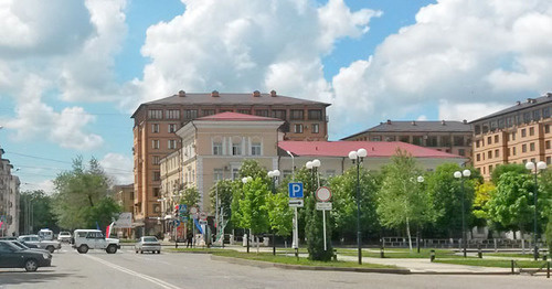 Полицейское оцепление на улице Лорсанова, у здания Центрального роддома Грозного. 9 мая 2016 г. Фото Николая Петрова для "Кавказского узла" Полицейское оцепление на улице Лорсанова, у здания Центрального роддома Грозного. 9 мая 2016 г. Фото Николая Петрова для "Кавказского узла"