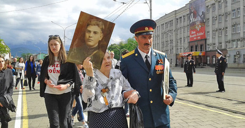 Акция "Бессмертный полк" во Владикавказе. 9 мая 2016 г. Фото Эммы Марзоевой для "Кавказского узла" Акция "Бессмертный полк" во Владикавказе. 9 мая 2016 г. Фото Эммы Марзоевой для "Кавказского узла"