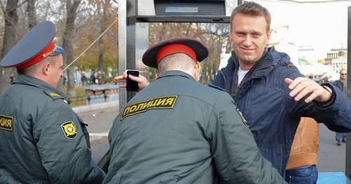 Сотрудники полиции обыскивают Алексея Навального. Фото пользователя Mitya Aleshkovsky с сайта Flickr.com Сотрудники полиции обыскивают Алексея Навального. Фото пользователя Mitya Aleshkovsky с сайта Flickr.com