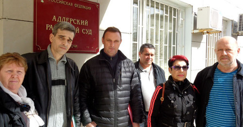 Сергей Фетисов (третий слева) возле Адлеровского районного суда с группой поддержки. Сочи, 12 мая 2016 г. Фото Светланы Кравченко для "Кавказского узла" Сергей Фетисов (третий слева) возле Адлеровского районного суда с группой поддержки. Сочи, 12 мая 2016 г. Фото Светланы Кравченко для "Кавказского узла"