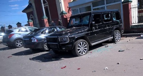 В ходе драки были разбиты и перевернуты несколько автомобилей, припаркованных возле входа на кладбище. Фото: https://petrovka38.ru/news/item/7782137/ В ходе драки были разбиты и перевернуты несколько автомобилей, припаркованных возле входа на кладбище. Фото: https://petrovka38.ru/news/item/7782137/