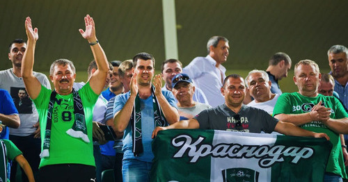 Фанаты футбольного клуба "Краснодар". Фото http://fckrasnodar.ru/fan/news/object/?object_id=108158 Фанаты футбольного клуба "Краснодар". Фото http://fckrasnodar.ru/fan/news/object/?object_id=108158