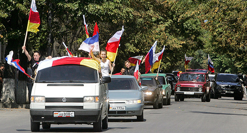 Автомобили с флагами Южной Осетии и России. Фото: http://www.iines.org/node/1303 Автомобили с флагами Южной Осетии и России. Фото: http://www.iines.org/node/1303