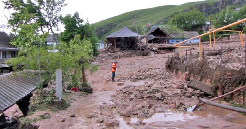 Селевой поток в Буйнакском районе Дагестана. Фото www.riadagestan.ru Селевой поток в Буйнакском районе Дагестана. Фото www.riadagestan.ru