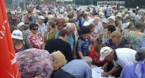 Участники митинга в Волжском 06.06.2016. Фото: http://vdvgazeta.ru/news/feed/volzhane-vyshli-na-miting-protiv-socialnogo-kodeksa-41696 Участники митинга в Волжском 06.06.2016. Фото: http://vdvgazeta.ru/news/feed/volzhane-vyshli-na-miting-protiv-socialnogo-kodeksa-41696