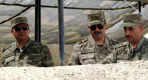 Генерал-полковник Закир Гасанов (справа) на передовой. Фото: http://mod.gov.az/index2.php?content=news/2016/20160608_onxett Генерал-полковник Закир Гасанов (справа) на передовой. Фото: http://mod.gov.az/index2.php?content=news/2016/20160608_onxett