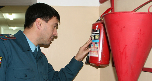 Проверка срока годности огнетушителя. Фото: http://www.business-vector.info/?p=22726 Проверка срока годности огнетушителя. Фото: http://www.business-vector.info/?p=22726