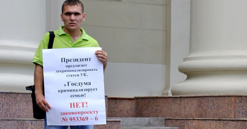 Виктор Шилин в одиночном пикете против уголовной ответственности за наказание детей. Волгоград, 21 июня 2016 г. Фото Татьяны Филимоновой для "Кавказского узла" Виктор Шилин в одиночном пикете против уголовной ответственности за наказание детей. Волгоград, 21 июня 2016 г. Фото Татьяны Филимоновой для "Кавказского узла"