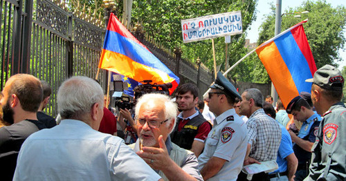 Участники акции против соглашения об объединенной с Россией системе противовоздушной обороны. Ереван, 27 июня 2016 г. Фото Тиграна Петросяна для "Кавказского узла" Участники акции против соглашения об объединенной с Россией системе противовоздушной обороны. Ереван, 27 июня 2016 г. Фото Тиграна Петросяна для "Кавказского узла"