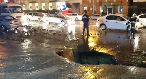 Последствия ливня в Ростове-на-Дону. Фото: http://bloknot-rostov.ru/news/rostovchanke-pogibshey-pod-mashinoy-iz-za-livnya-b-756942 Последствия ливня в Ростове-на-Дону. Фото: http://bloknot-rostov.ru/news/rostovchanke-pogibshey-pod-mashinoy-iz-za-livnya-b-756942