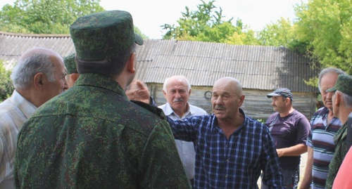 Участники акции в селе Велит спорят с сотрудниками госструктур. Фото: КГБ Южной Осетии, Facebook.com/komitetgosbezopasnosti.southossetia Участники акции в селе Велит спорят с сотрудниками госструктур. Фото: КГБ Южной Осетии, Facebook.com/komitetgosbezopasnosti.southossetia