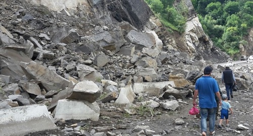 Завал на 17-м километре дороги Гуниб - Цуриб. Фото: http://www.riadagestan.ru/news/disasters_and_catastrophes/kamennyy_obval_zablokiroval_transportnoe_soobshchenie_s_charodinskim_rayonom/ Завал на 17-м километре дороги Гуниб - Цуриб. Фото: http://www.riadagestan.ru/news/disasters_and_catastrophes/kamennyy_obval_zablokiroval_transportnoe_soobshchenie_s_charodinskim_rayonom/