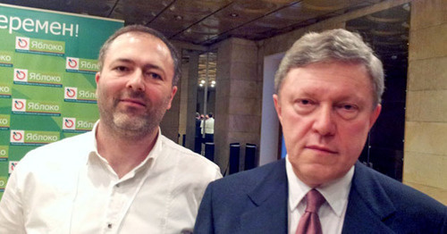 Лидер реготделения партии "Яблоко" Альберт Эседов (слева) и основатель партии Григорий Явлинский. Фото Альберта Эседова Лидер реготделения партии "Яблоко" Альберт Эседов (слева) и основатель партии Григорий Явлинский. Фото Альберта Эседова
