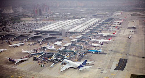Автостоянка и международный терминал в аэропорту Стамбула. Фото: https://ru.wikipedia.org/wiki/Теракт_в_аэропорту_имени_Ататюрка#/media/File:Atat%C3%BCrk_international_airport_borak.jpg