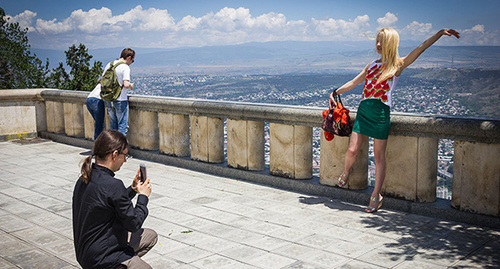Туристы на горе Мтацминда в Тбилиси. Фото: © Sputnik/ Levan Avlabreli http://sputnik-georgia.ru/tourism/20160704/232437160.html Туристы на горе Мтацминда в Тбилиси. Фото: © Sputnik/ Levan Avlabreli http://sputnik-georgia.ru/tourism/20160704/232437160.html