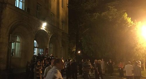 акцию протеста у здания министерства внутренних дел Абхазии. Протестующие требовали отставки министра внутренних дел Абхазии Леонида Дзапшба. Фото: http://sputnik-abkhazia.ru/Abkhazia/20160705/1018978017.html акцию протеста у здания министерства внутренних дел Абхазии. Протестующие требовали отставки министра внутренних дел Абхазии Леонида Дзапшба. Фото: http://sputnik-abkhazia.ru/Abkhazia/20160705/1018978017.html