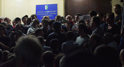 Митинг оппозиции у здания МВД В Абхазии. Фото: http://sputnik-abkhazia.ru/Abkhazia/20160705/1018978771.html Митинг оппозиции у здания МВД В Абхазии. Фото: http://sputnik-abkhazia.ru/Abkhazia/20160705/1018978771.html