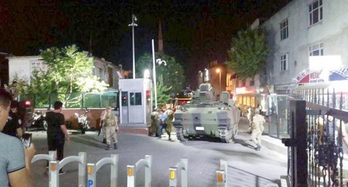 Военная техника у здания полиции в Стамбуле, 15 июля 2016 года. Фото: Svoboda.org Военная техника у здания полиции в Стамбуле, 15 июля 2016 года. Фото: Svoboda.org