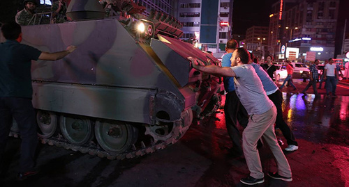 Противостояние на улицах Турции, 15.07.2016. Фото из Twitter Al Jazeera Türk, twitter.com/AJTurk/status/754081777514414080/photo/1 Противостояние на улицах Турции, 15.07.2016. Фото из Twitter Al Jazeera Türk, twitter.com/AJTurk/status/754081777514414080/photo/1